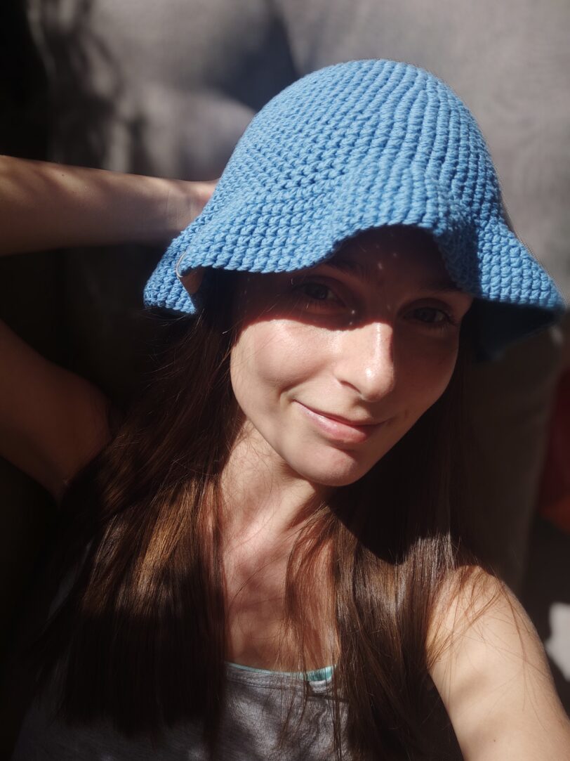niebieski buckethat, kapelusz na lato