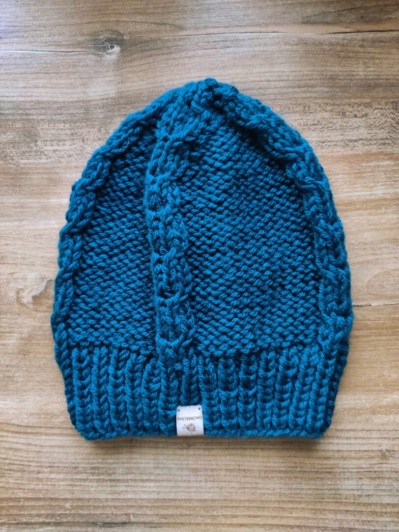 niebieska czapka na drutach sweterkowo