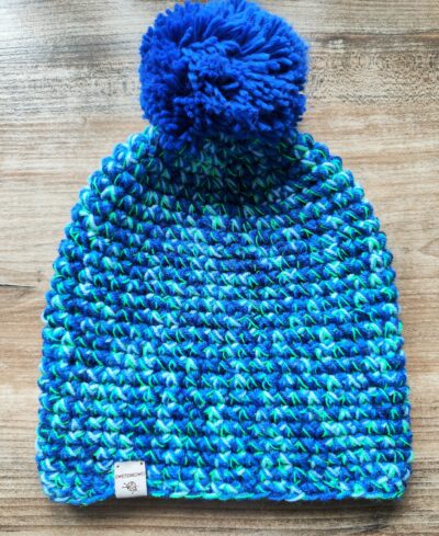 niebieska czapka z pomponem handmade