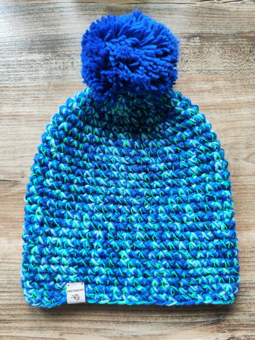 niebieska czapka z pomponem handmade