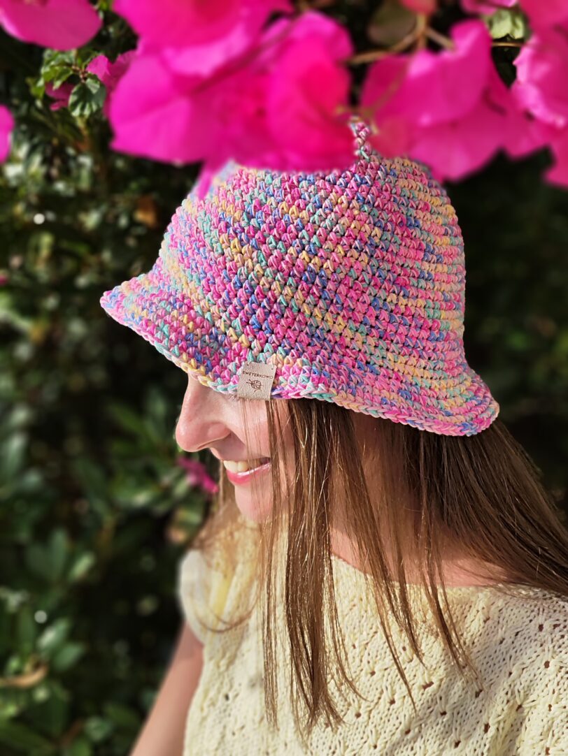 pastelowy kapelusz na lato
