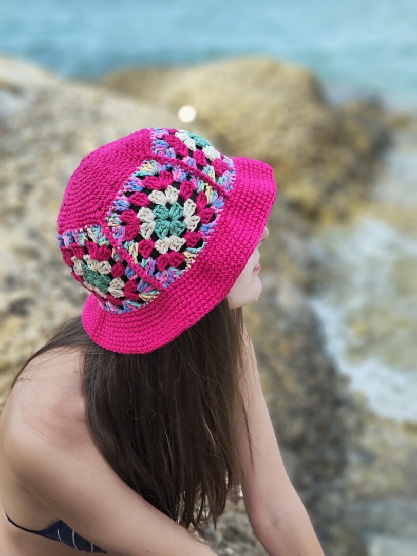 różowy kapelusz na lato bucket hat